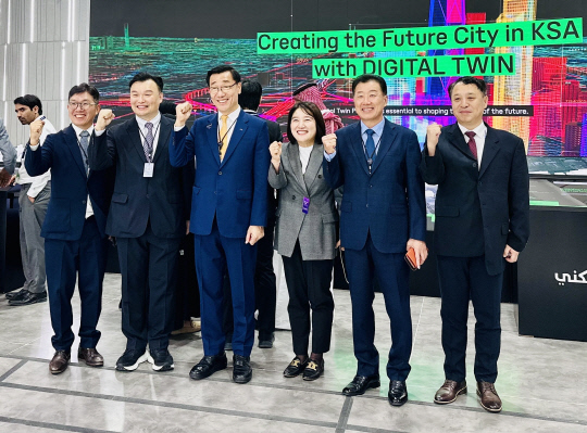 사우디아라비아 리야드에서 개최되는 'CityScape Global 2024'에 참석한 (왼쪽부터) 김유원 네이버클라우드 대표이사, 석상옥 네이버랩스 대표, 어명소 LX공사 사장, 네이버 대외·ESG정책 대표, 장병훈 K-water 수자원환경부문장. [LX공사 제공]
